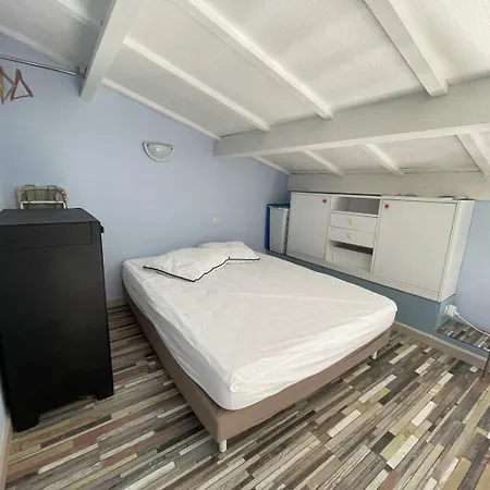 Apartment Mezzanine Proche De La Et Commerces Agde